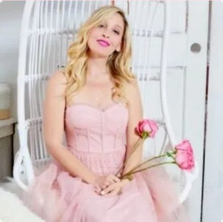 Jen Glantz holding pink roses
